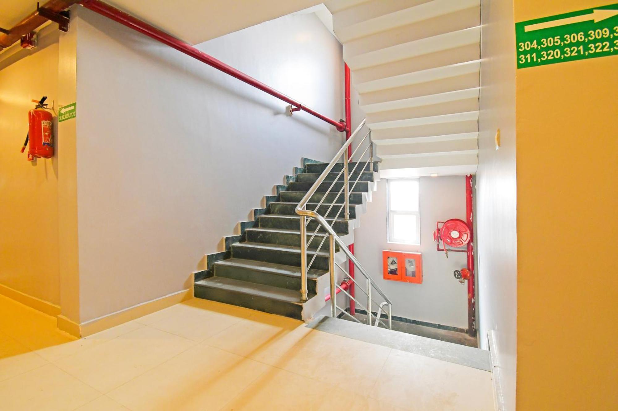 Super Townhouse Mancheswar Industrial Estate Hotel บูบันเนสชวาร์ ภายนอก รูปภาพ