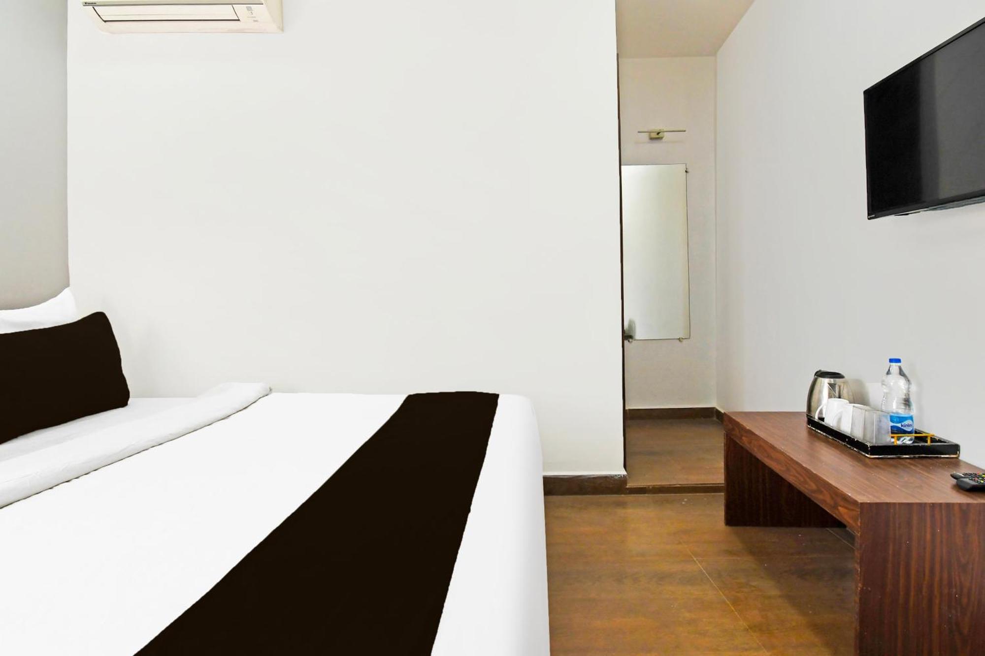 Super Townhouse Mancheswar Industrial Estate Hotel บูบันเนสชวาร์ ภายนอก รูปภาพ