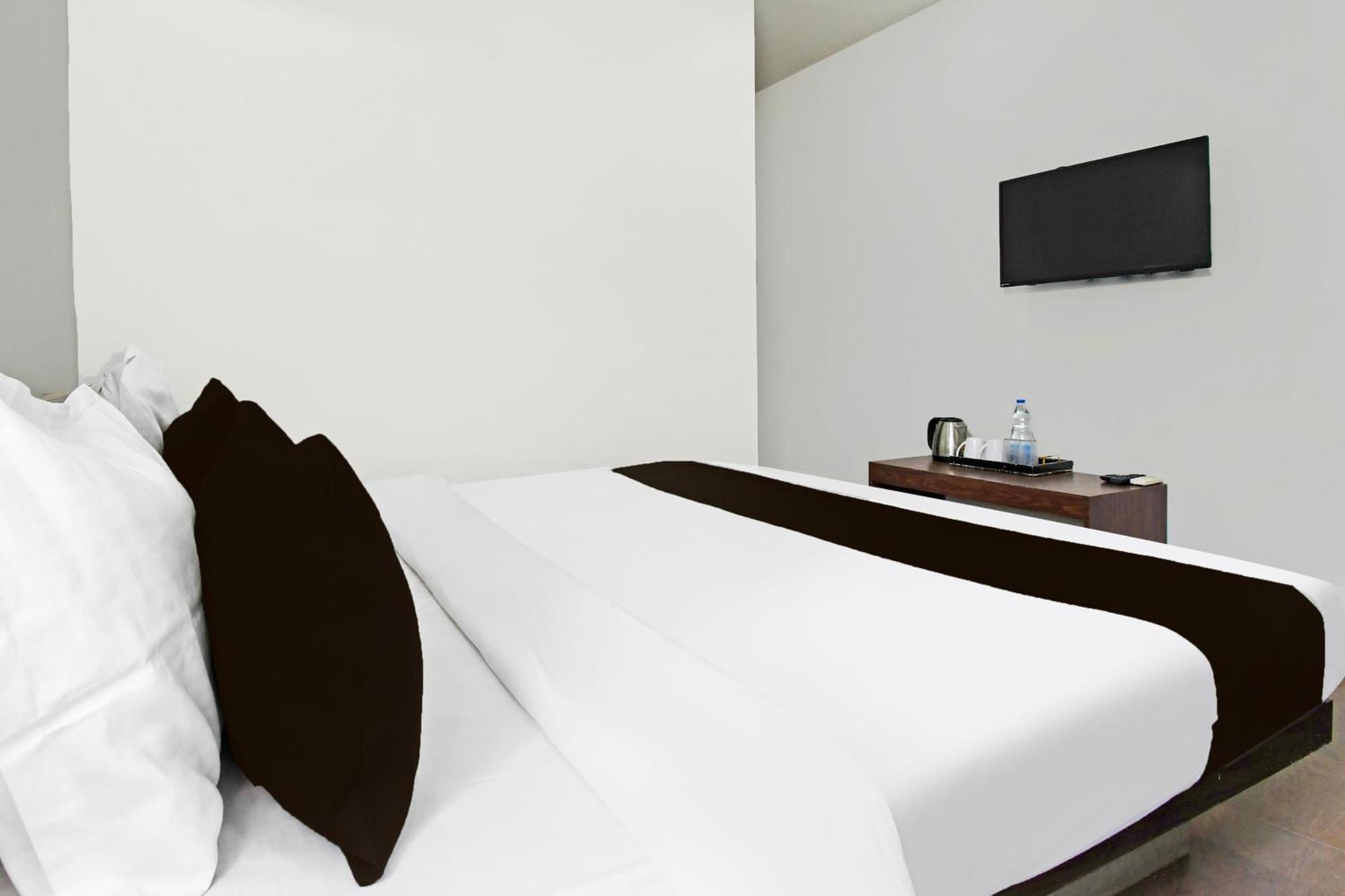 Super Townhouse Mancheswar Industrial Estate Hotel บูบันเนสชวาร์ ภายนอก รูปภาพ